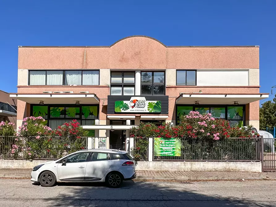 Immagine 1 di Negozio in vendita  in Viale del Commercio a Riccione