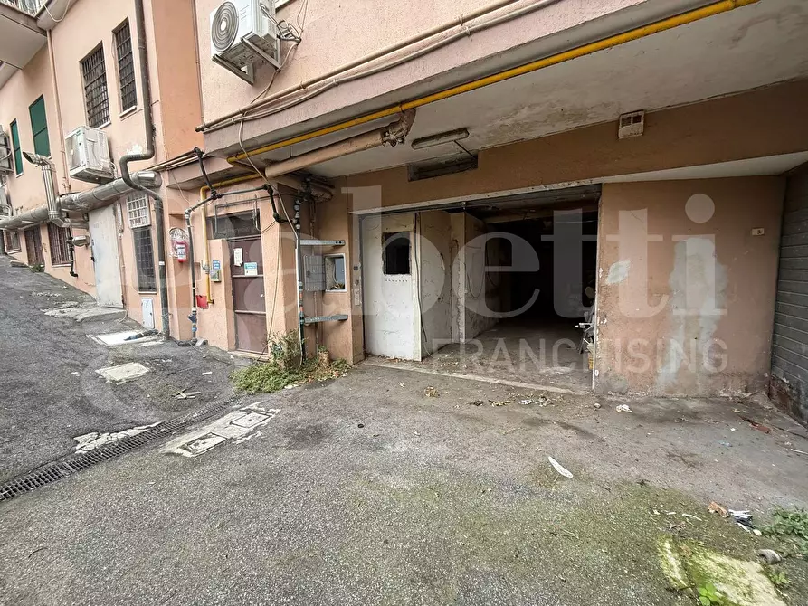 Immagine 6 di Magazzino in vendita  in Via Busalla, 9 a Roma