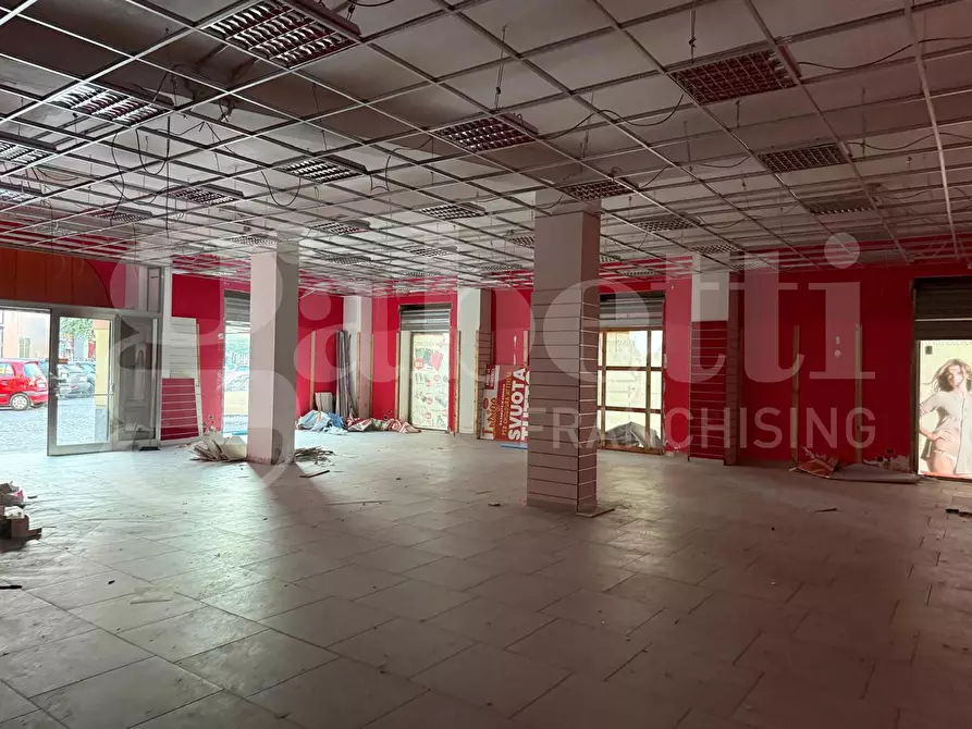 Immagine 5 di Negozio in affitto  in Piazza Riscatto a Frattamaggiore