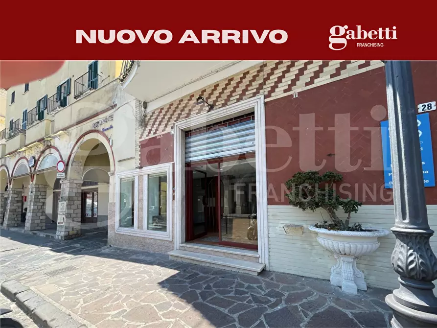 Immagine 1 di Negozio in vendita  in Piazza Traniello, 27 a Gaeta