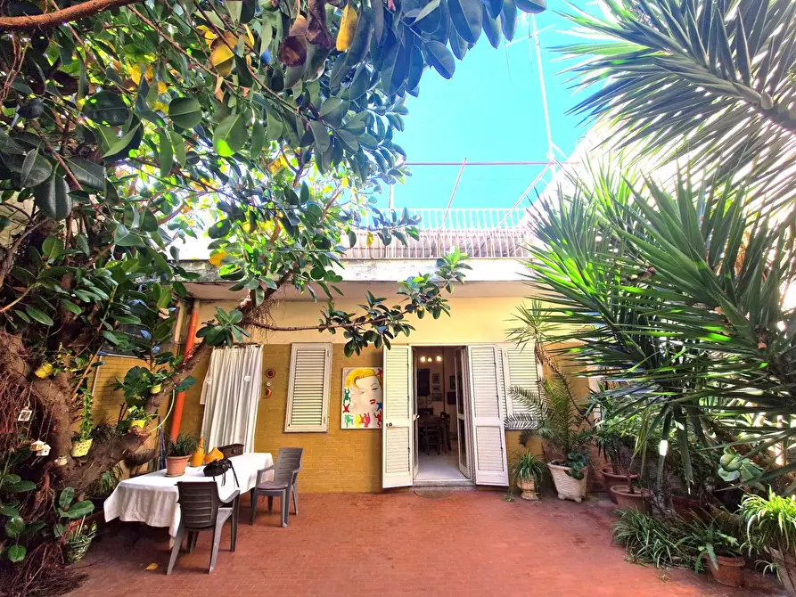 Immagine 10 di Palazzo in vendita  in Via Filippo Maria Briganti a Napoli