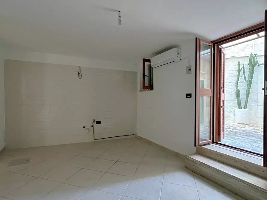 Immagine 3 di Negozio in vendita  in Via BARBACANA, 00 a Monopoli