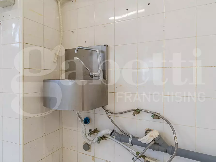 Immagine 18 di Laboratorio in vendita  in Via Busalla, 9 a Roma