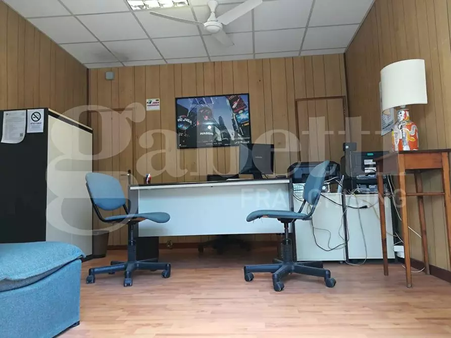 Immagine 3 di Negozio in affitto  in Piazza Tredici Vittime a Palermo