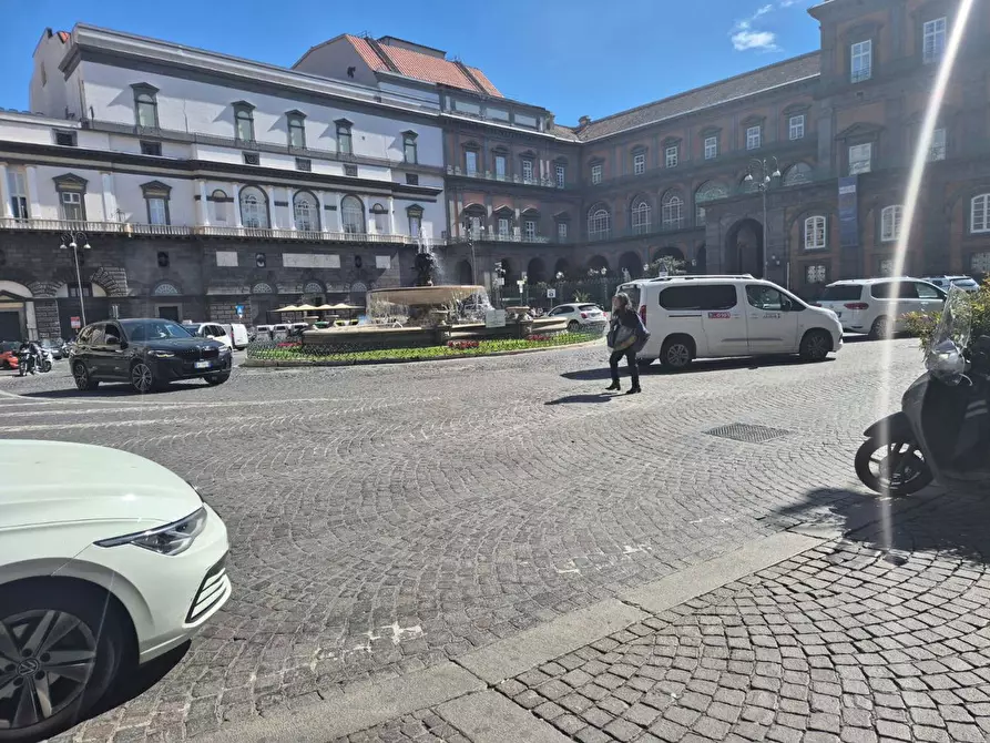Immagine 11 di Negozio in vendita  in Piazza Trieste e Trento a Napoli