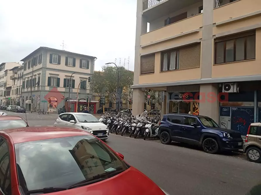 Immagine 1 di Negozio in affitto  in Viale DEI MILLE a Firenze