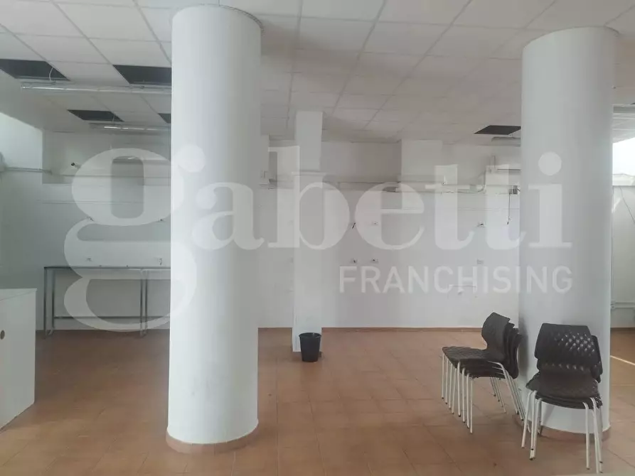 Immagine 2 di Negozio in vendita  in Piazza G.B.TEDESCO, 9 a Taranto