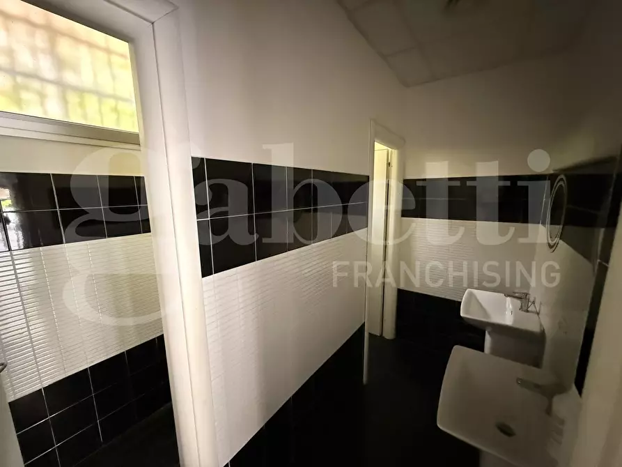 Immagine 15 di Negozio in affitto  in Via Vincenzo Renieri, 28/30 a Roma