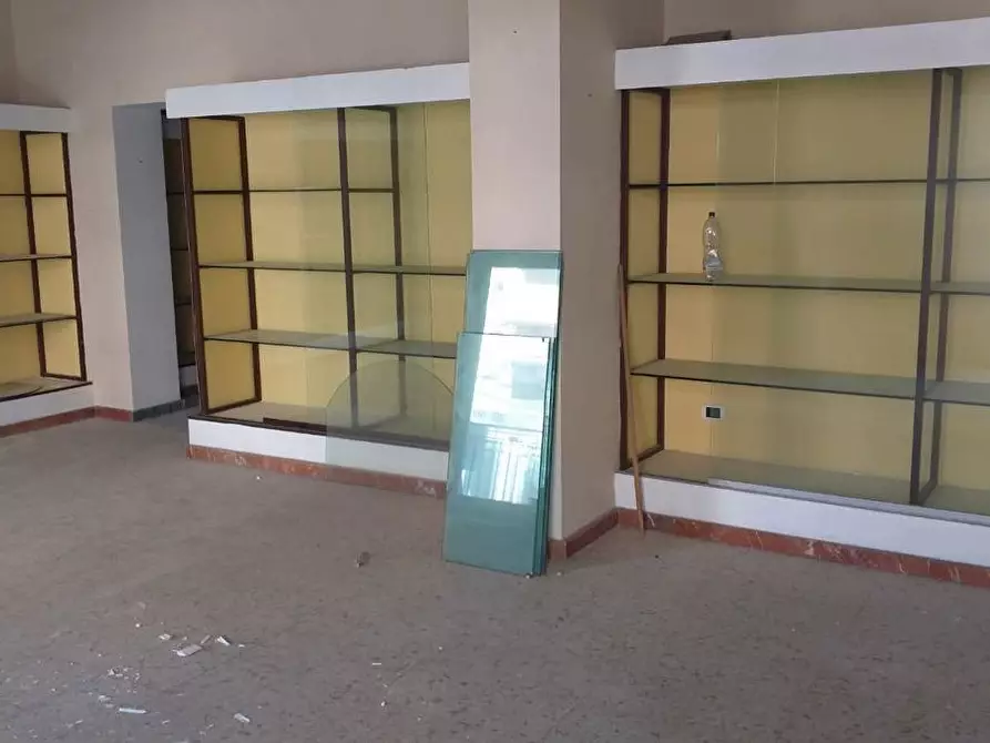 Immagine 7 di Negozio in vendita  in Viale S.Martino, 155 a Messina
