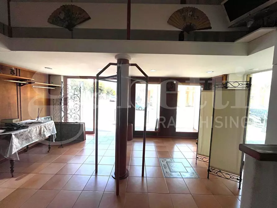 Immagine 5 di Negozio in vendita  in Piazza Traniello, 27 a Gaeta