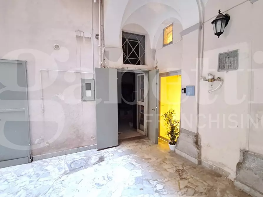 Immagine 7 di Magazzino in vendita  in Via Santa Sofia a Napoli
