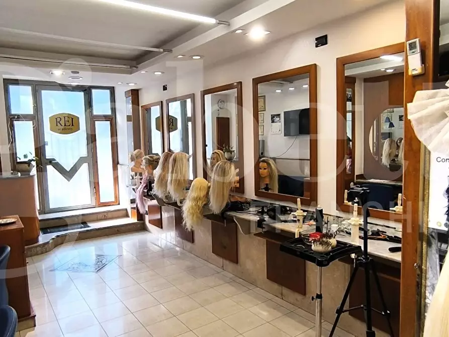 Immagine 5 di Negozio in vendita  in Via Foria a Napoli