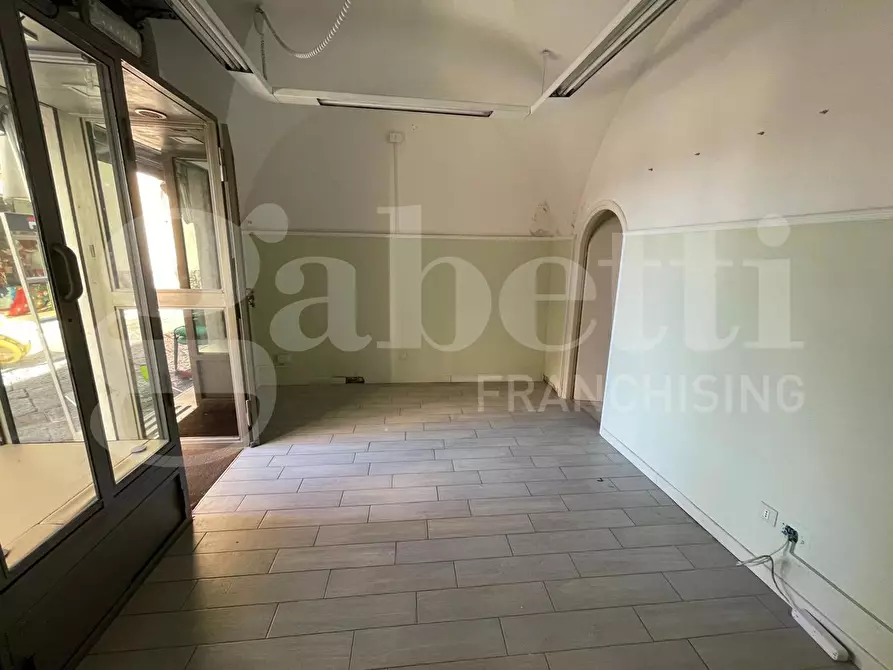 Immagine 5 di Negozio in vendita  in Via Indipendenza, 119 a Gaeta