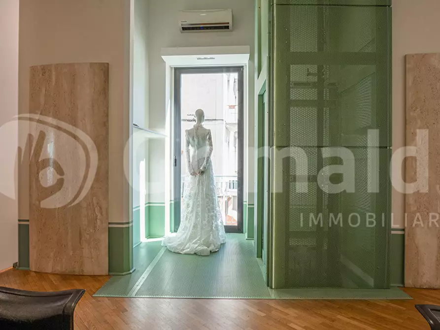 Immagine 29 di Negozio in vendita  in Piazza Annunziata, 12 a Marigliano