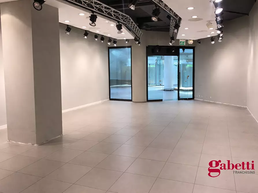 Immagine 8 di Negozio in vendita  in Via Mario Rigamonti, 100 a Roma