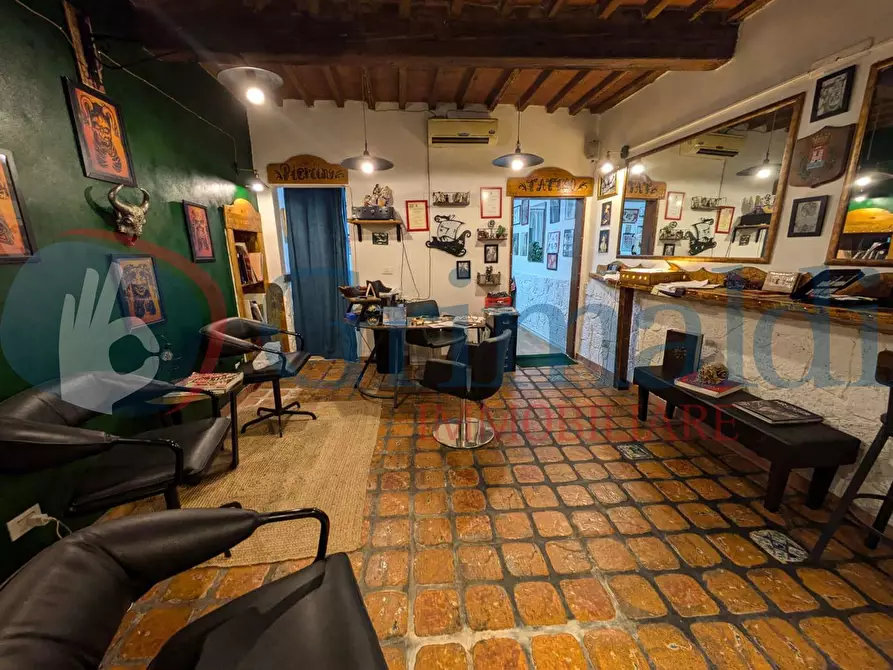 Immagine 2 di Negozio in vendita  in Via De Larderel a Livorno