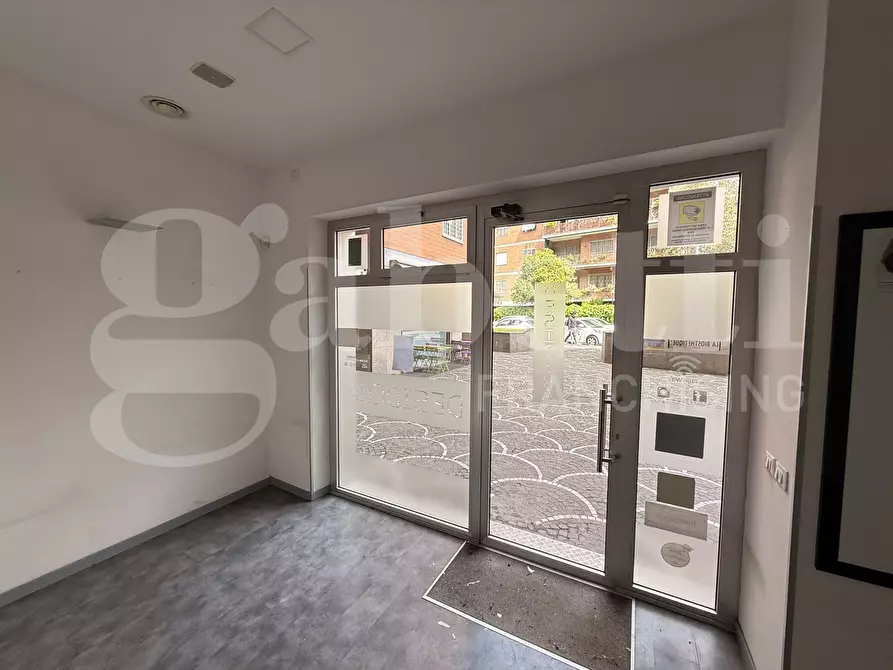 Immagine 9 di Negozio in affitto  in Via Vincenzo Renieri, 28/30 a Roma