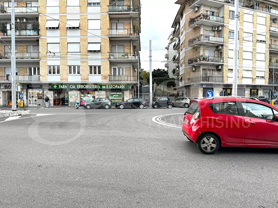 Immagine 19 di Negozio in affitto  in Piazza Monte Gennaro a Roma