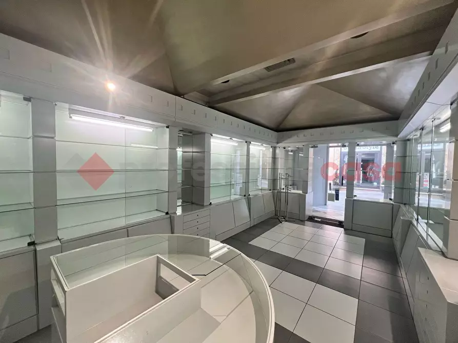 Immagine 9 di Negozio in vendita  in Corso Garibaldi a Spoleto