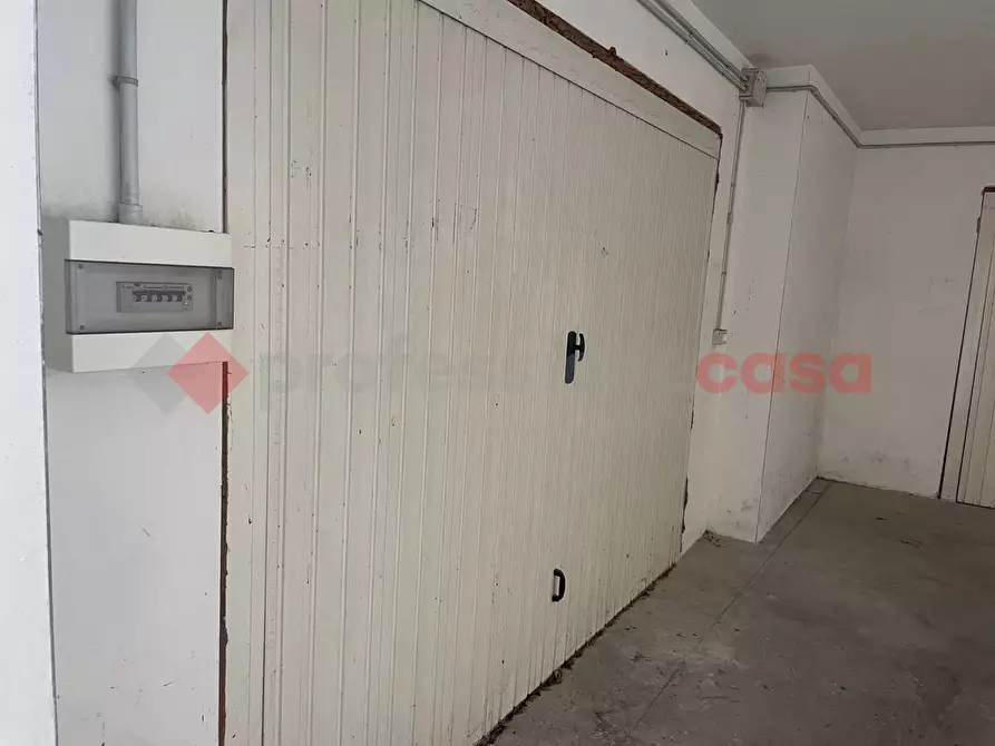 Immagine 19 di Box auto in vendita  in Viale Italia, 2 a Vitulazio