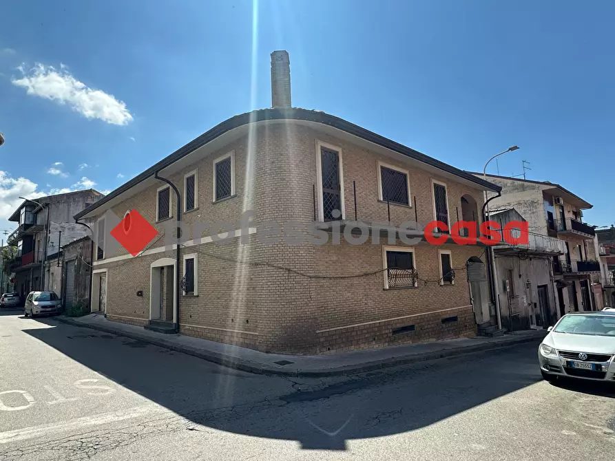 Immagine 1 di Palazzo in vendita  in Via II Retta Levante, 250 a Belpasso