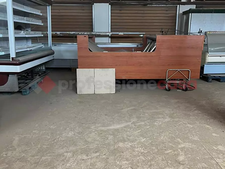 Immagine 9 di Negozio in vendita  in Via Giuseppe Di Vittorio, snc a Ostuni