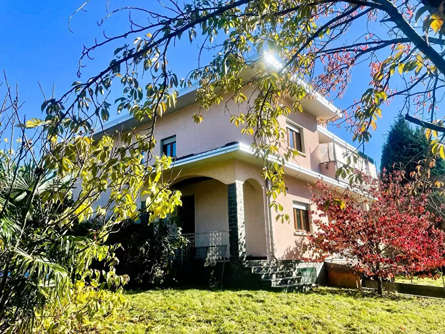 Immagine 1 di Villa in vendita  in Via roma, 83 a Castronno