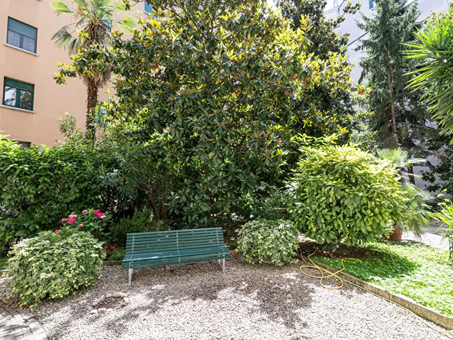 Immagine 17 di Appartamento in vendita  in Via Sardegna a Milano