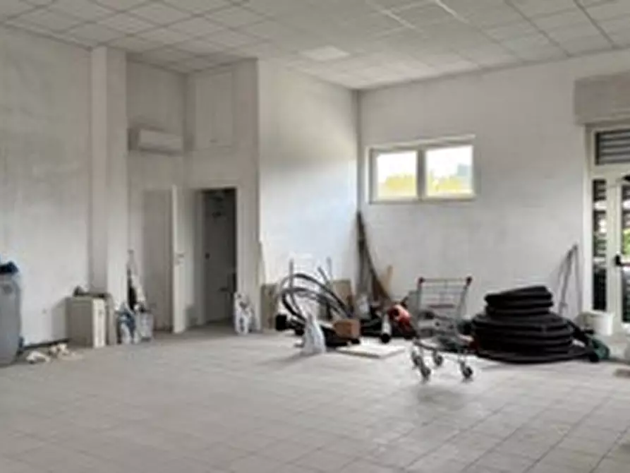 Immagine 5 di Negozio in affitto  in Strada statale 155, 456 a Alatri