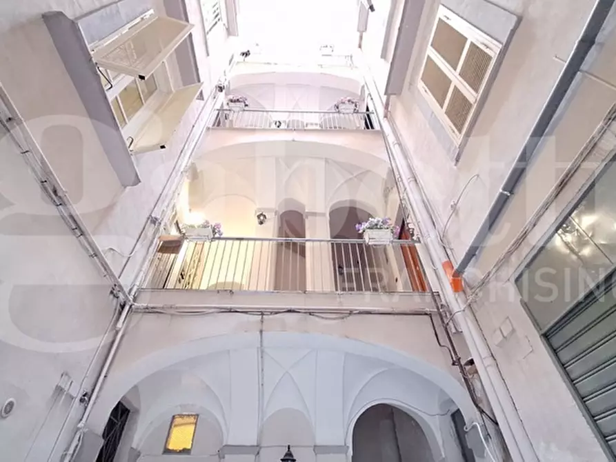 Immagine 3 di Magazzino in vendita  in Via Santa Sofia a Napoli