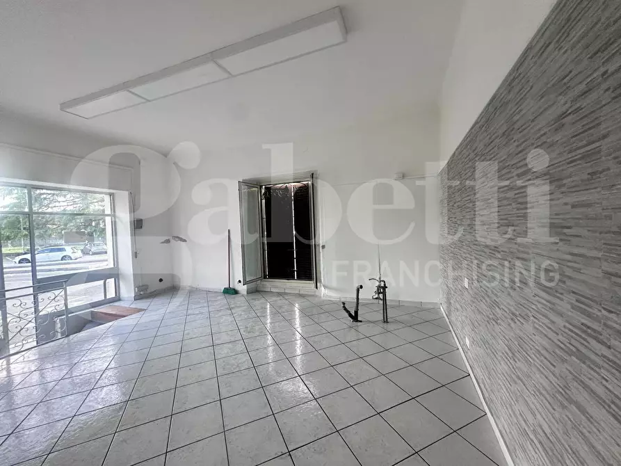 Immagine 2 di Negozio in vendita  in Via VOLTA, snc a Ponte Lambro