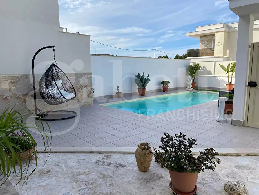 Immagine 2 di Casa trifamiliare in vendita  in Via Andrea Gusmai a Trani