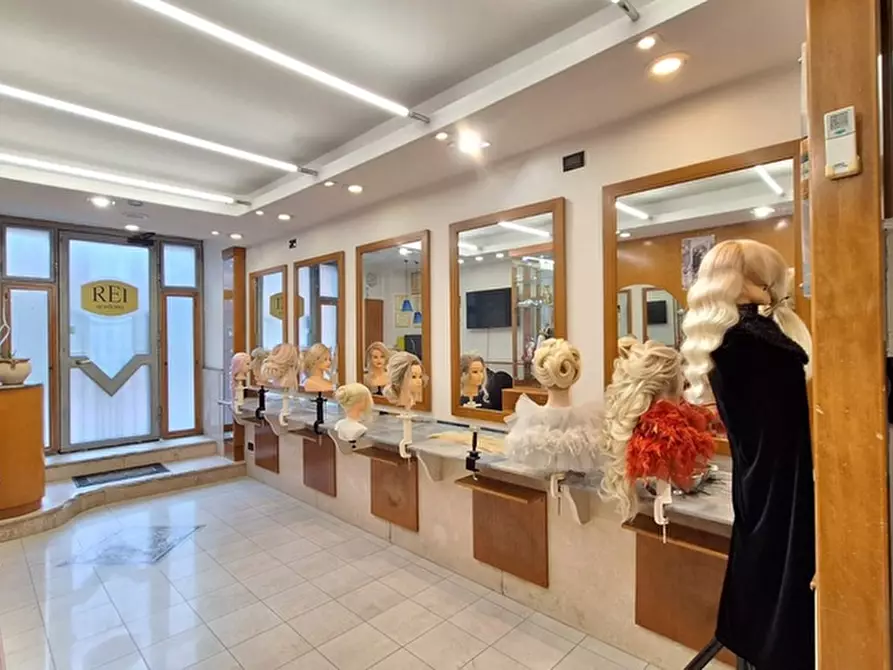 Immagine 9 di Negozio in vendita  in Via Foria a Napoli