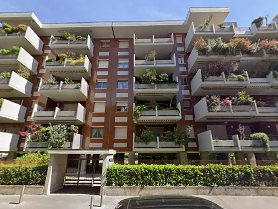 Immagine 1 di Box auto in affitto  in Via Hajech, 16 a Milano