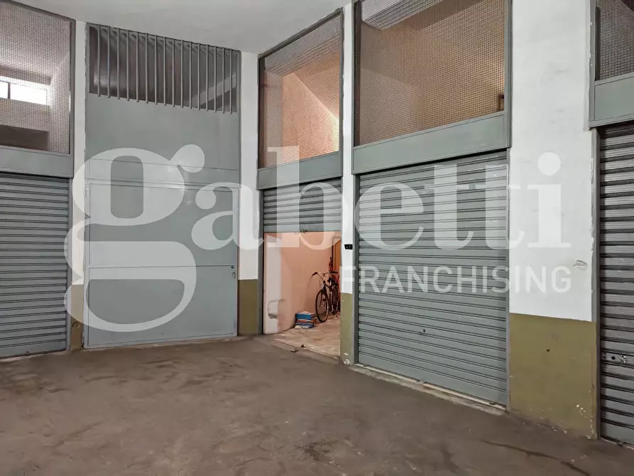 Immagine 3 di Magazzino in vendita  in Via Gramsci a Trani