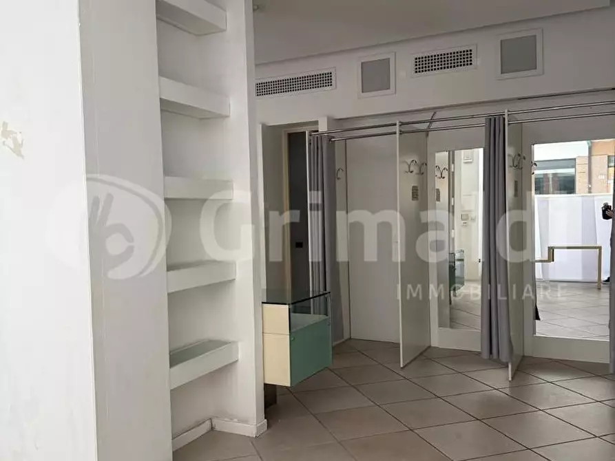 Immagine 7 di Negozio in affitto  in Viale roma, 81 a Cervia