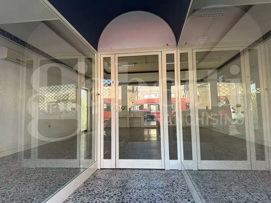 Immagine 4 di Negozio in vendita  in Via Roma, 2 a Capoterra