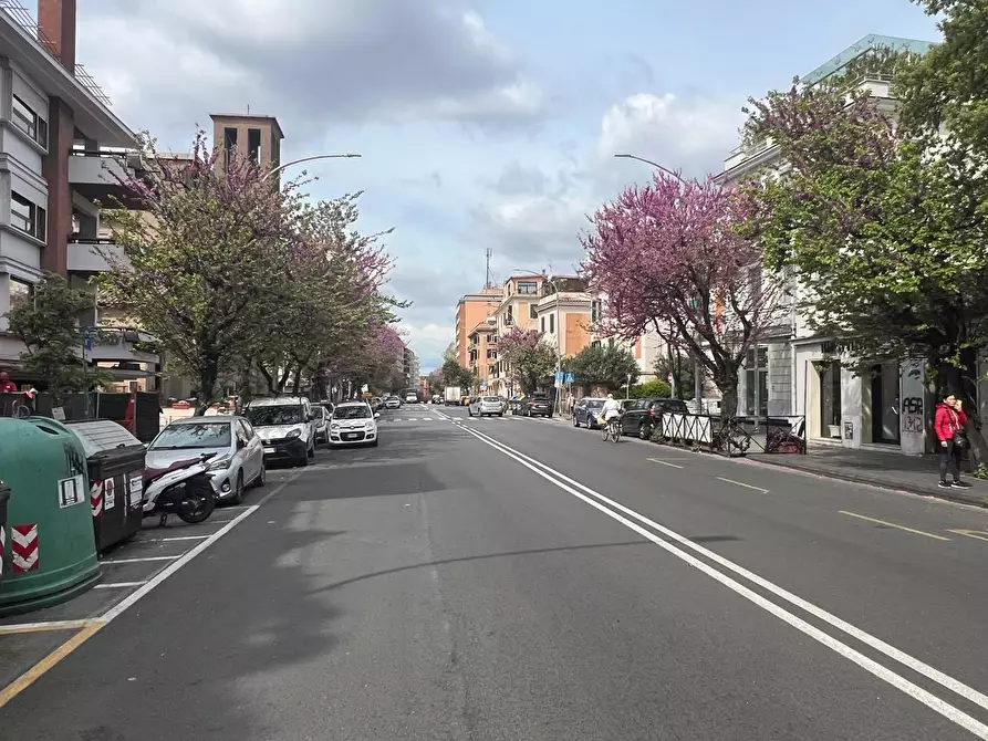 Immagine 2 di Negozio in vendita  in Via Saturnia, 21 a Roma