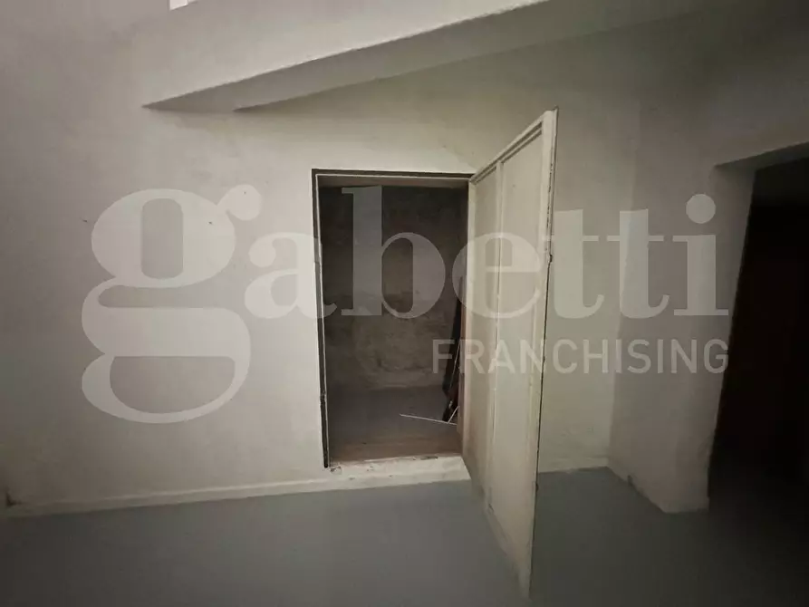 Immagine 11 di Negozio in affitto  in Via Cavour a Trani