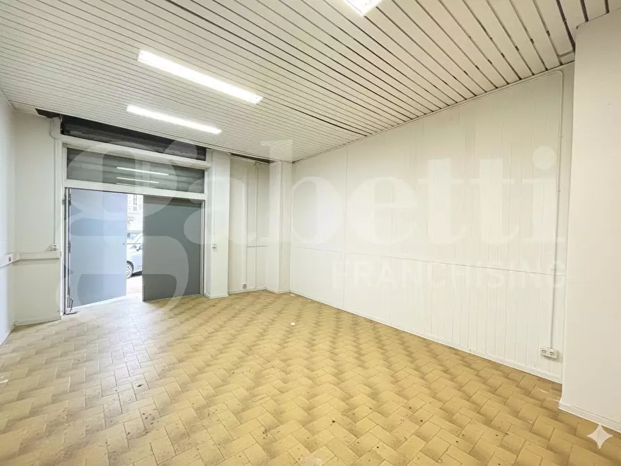 Immagine 5 di Negozio in vendita  in Via Aida, 51 a Napoli