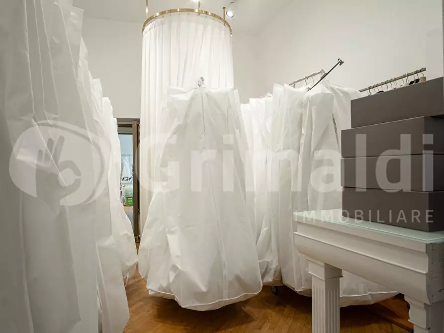 Immagine 13 di Negozio in vendita  in Piazza Annunziata, 12 a Marigliano