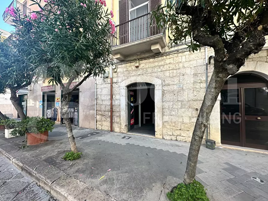 Immagine 3 di Negozio in affitto  in Via Cavour a Trani