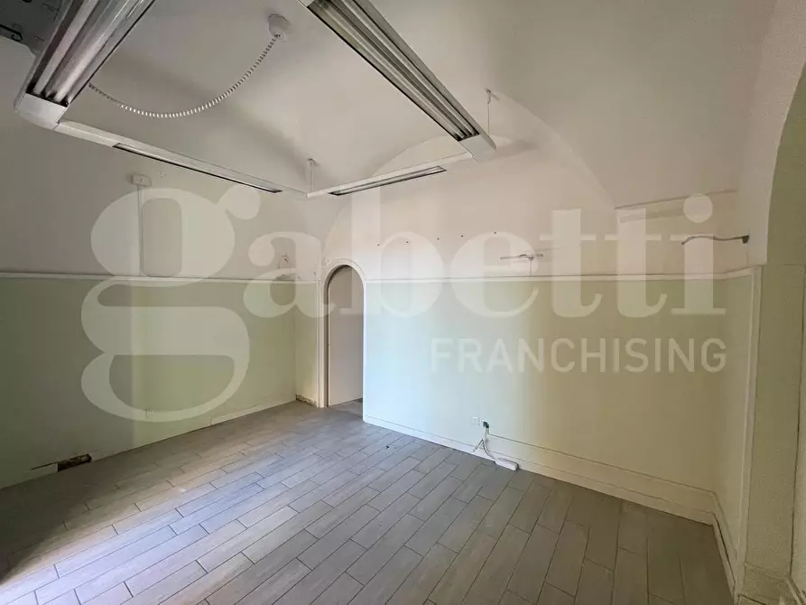 Immagine 4 di Negozio in vendita  in Via Indipendenza, 119 a Gaeta