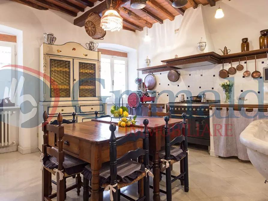 Immagine 4 di Palazzo in vendita  in Via BEATRICE a Massa