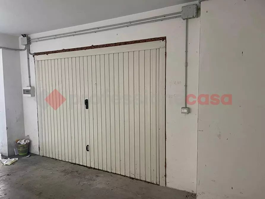 Immagine 1 di Box auto in vendita  in Viale Italia, 2 a Vitulazio