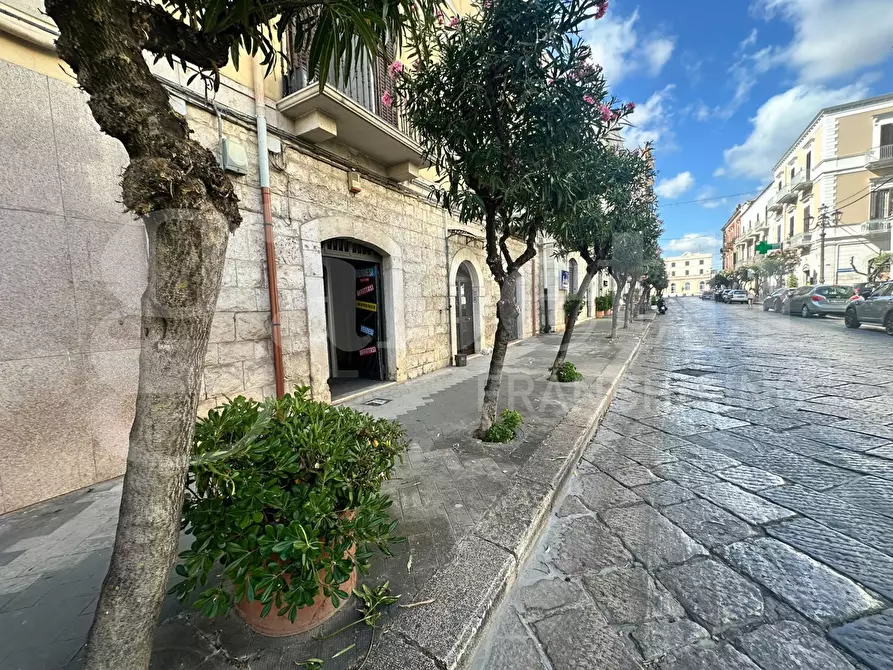 Immagine 1 di Negozio in affitto  in Via Cavour a Trani