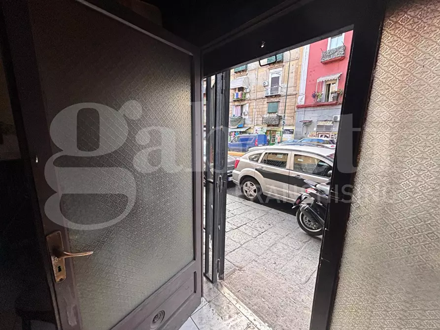 Immagine 7 di Negozio in vendita  in Via Calata Capodichino a Napoli