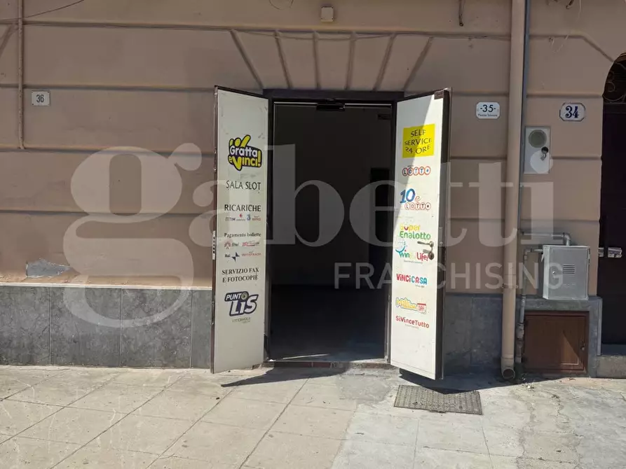 Immagine 1 di Negozio in affitto  in Piazza tonnara a Palermo