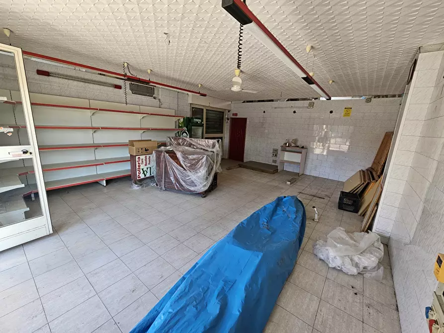 Immagine 7 di Negozio in vendita  in Via Cesare Terranova a San Severo