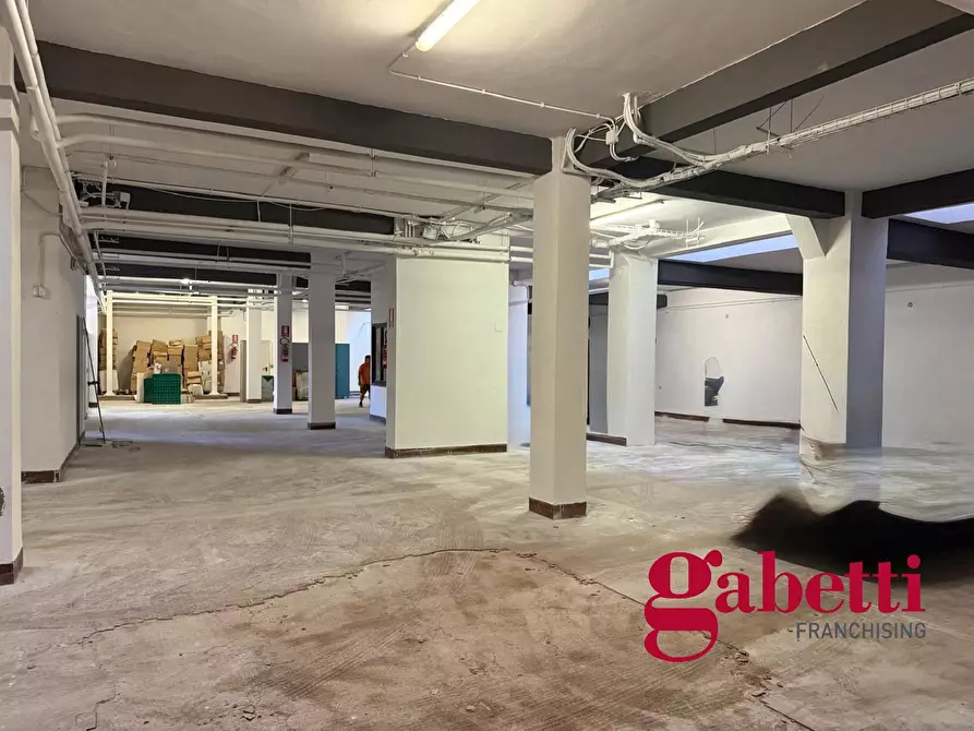 Immagine 5 di Negozio in vendita  in Via Saturnia, 21 a Roma